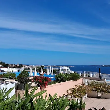 Sea View & Pool - Walk To - Parking